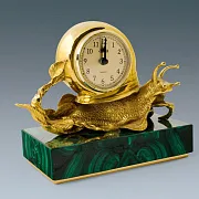 Часы «Улитка» из малахита с бронзовой фигурой — фотография 2