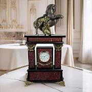 Каминные часы «Конь» из яшмы и долерита — красивый подарок — фотография 1