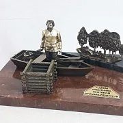 Бронзовый сувенир «Первый нефтяной промысел» на камне — фотография 2