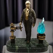 Бронзовый сувенир «Работник газовой промышленности» — оригинальный подарок — фотография 1