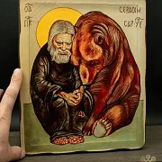 Икона деревянная "Серафим Саровский с медведем" — фотография 1