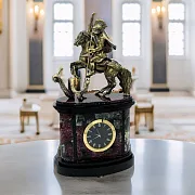 Подарочные каминные часы из эвдиалита и долерита с Георгием Победоносцем — фотография 1