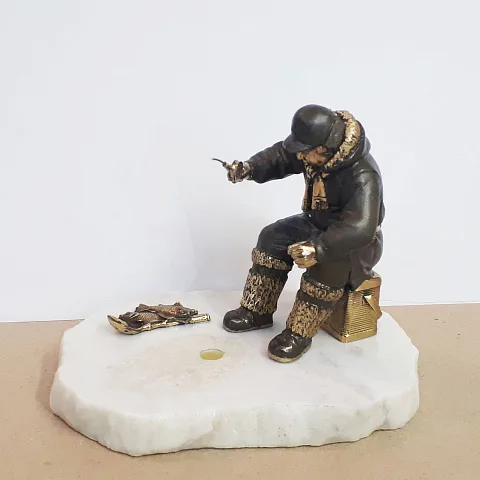Бронзовая статуэтка «Рыбак зимний» с камнем, 1,3 кг